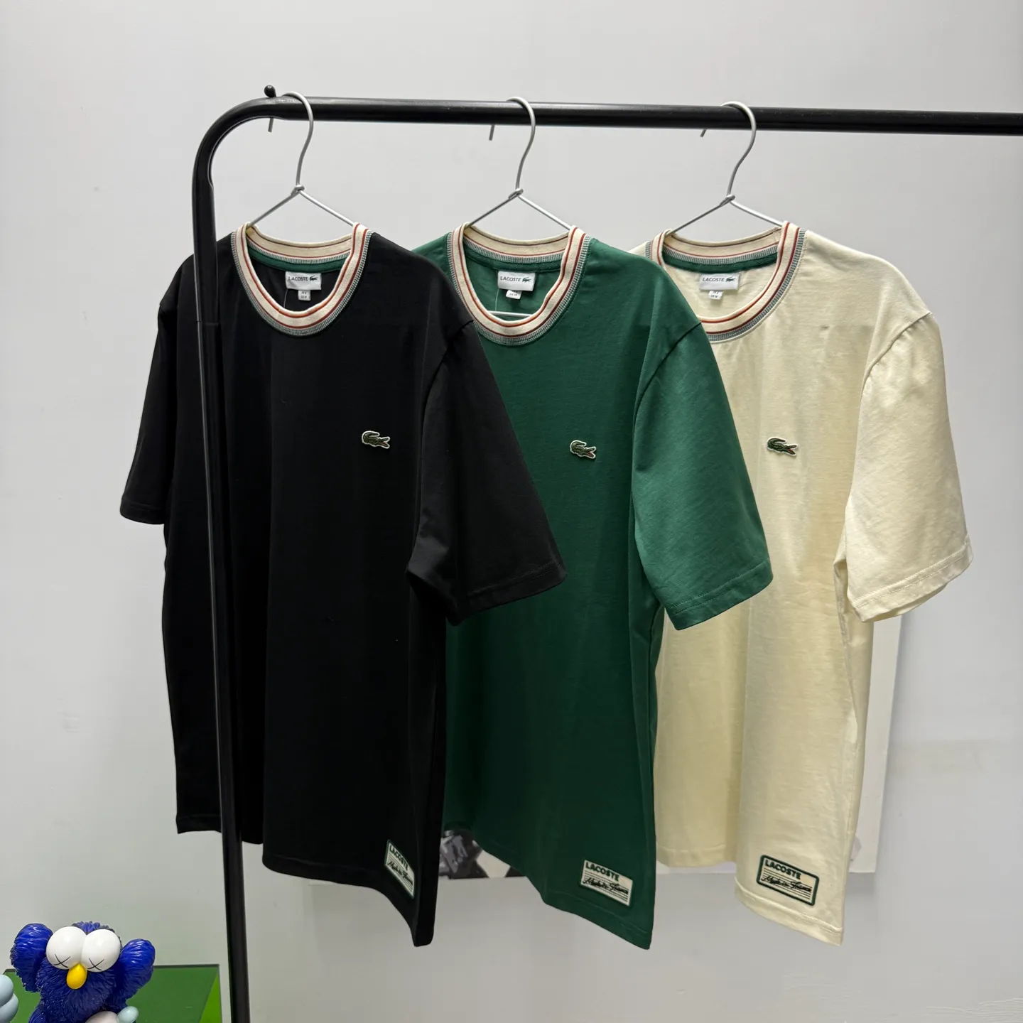 🆕 2026 Premium Quality LACOSTE # T #Retro # # #OOTD #Versatile T # T • 🐊 LACOSTERetro T | 3 ，Classic • 🌿 Retro ！LACOSTE ， • 🎼 Classic ，LACOSTE 1. • Retro （Vintage Green）： ◦ ： Dark Green ， ， Retro 。 ◦ ： ， ， Retro 。 • Classic （Classic Black）： ◦ ： Black， 。 ◦ ： ， 、 ， ， 。 • White（Cream White）： ◦ ： ， White， 。 ◦ ： ， ， ， 。 2. • （Collar Trim）： ◦ T 。 Cream White ， Classic 。 ◦ T ， Retro ， 。 • Classic Logo（Croc Logo）： ◦ Green Logo ， ， 。 ◦ Logo Green ， ， Classic 。 • （Sleeve Label）： ◦ Green ， “LACOSTE” ， Classic Retro ， 。 Size 【Size M~2XL】